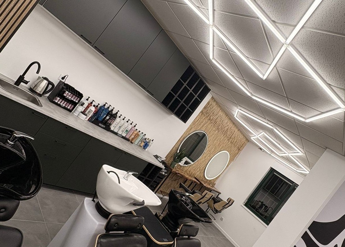 Salão elegante da Élan hair concept em Leiria, Leiria, PT com design moderno e iluminação exclusiva.