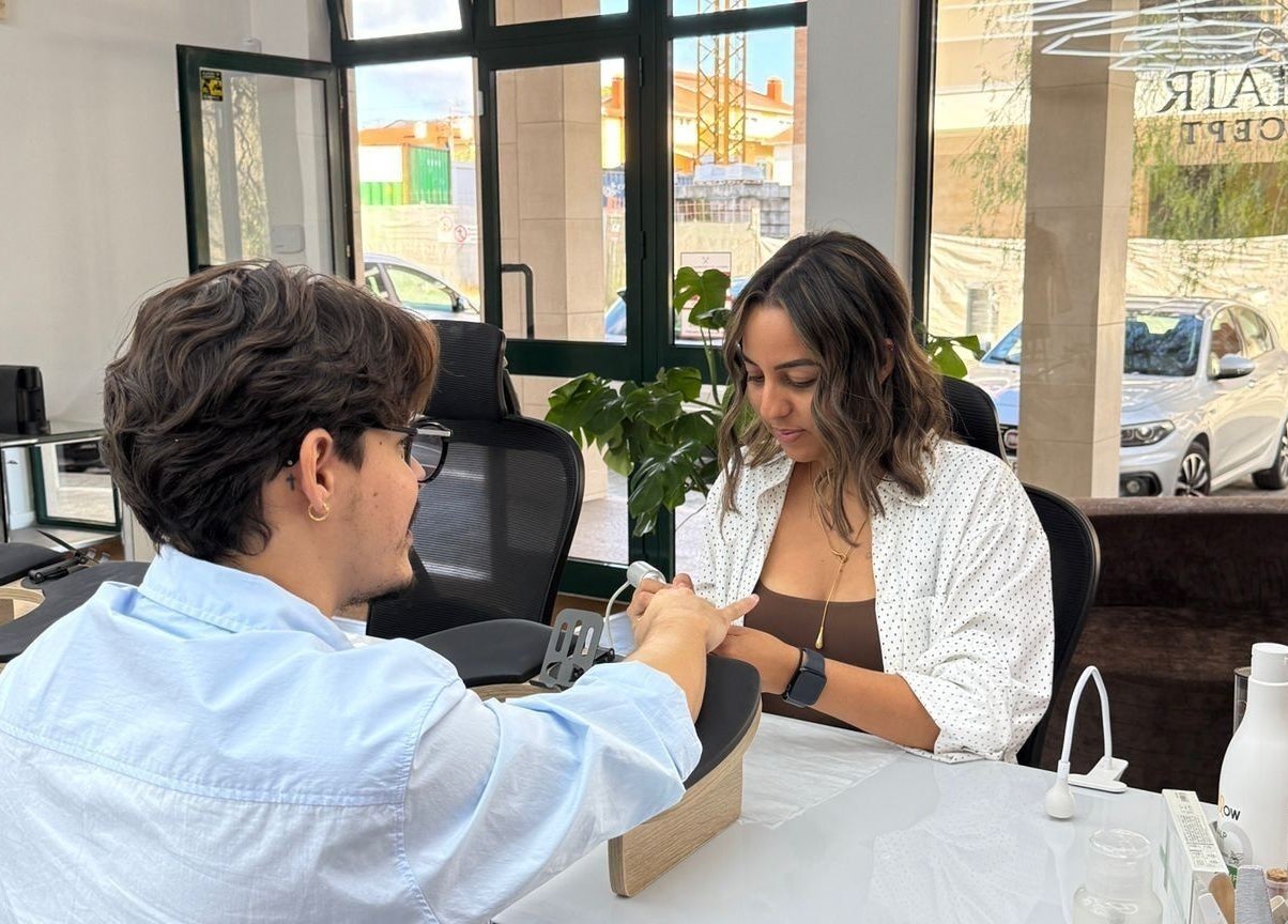 Especialista atende cliente em Élan hair concept, Leiria, Leiria, PT, oferecendo serviço de manicure em ambiente acolhedor.