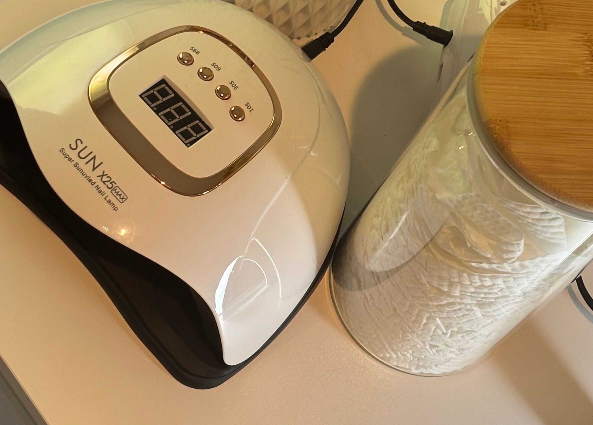 Lampe UV ongles et disques à Naïade Studio, Cognac, Nouvelle-Aquitaine, FR.