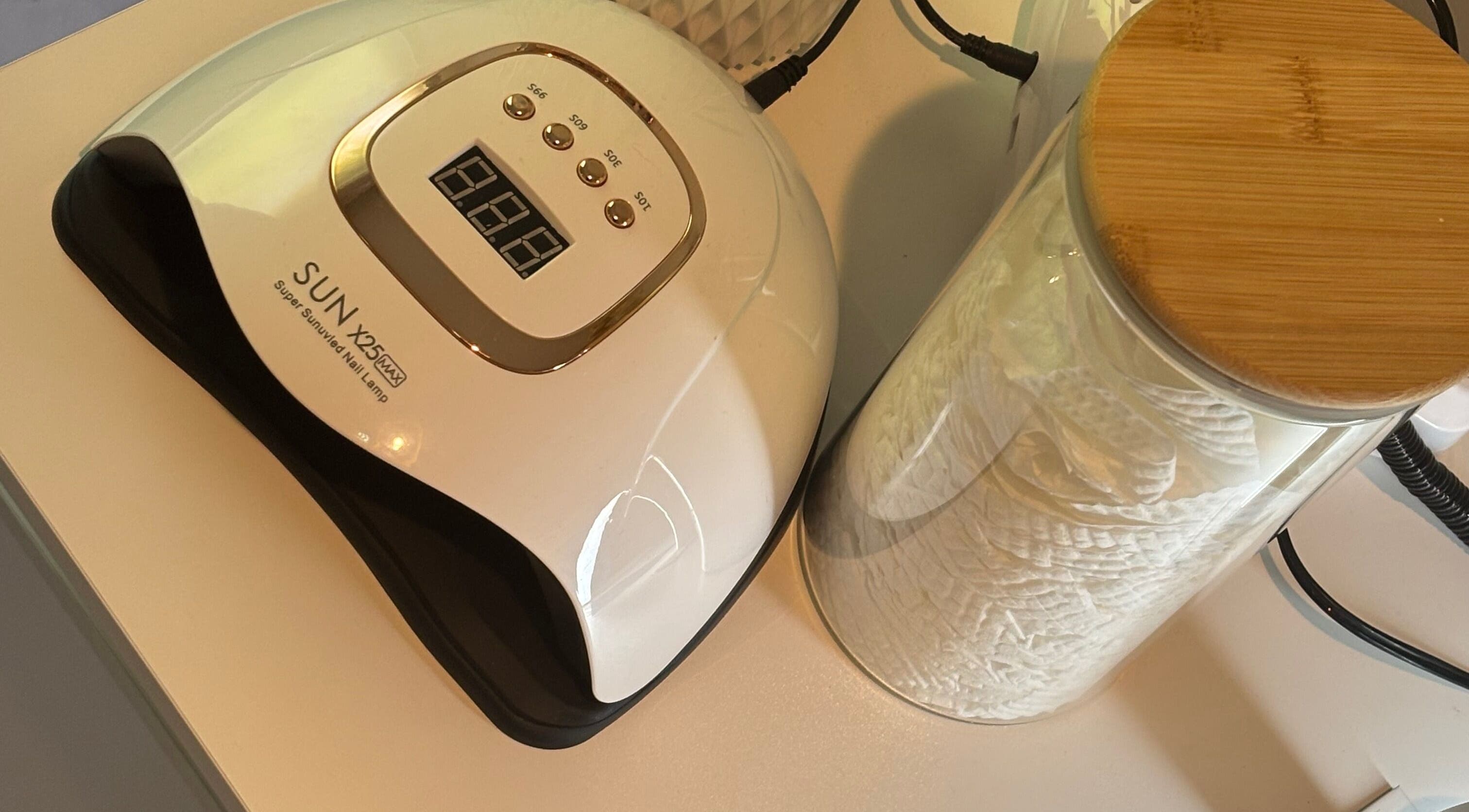 Lampe UV ongles et disques à Naïade Studio, Cognac, Nouvelle-Aquitaine, FR.