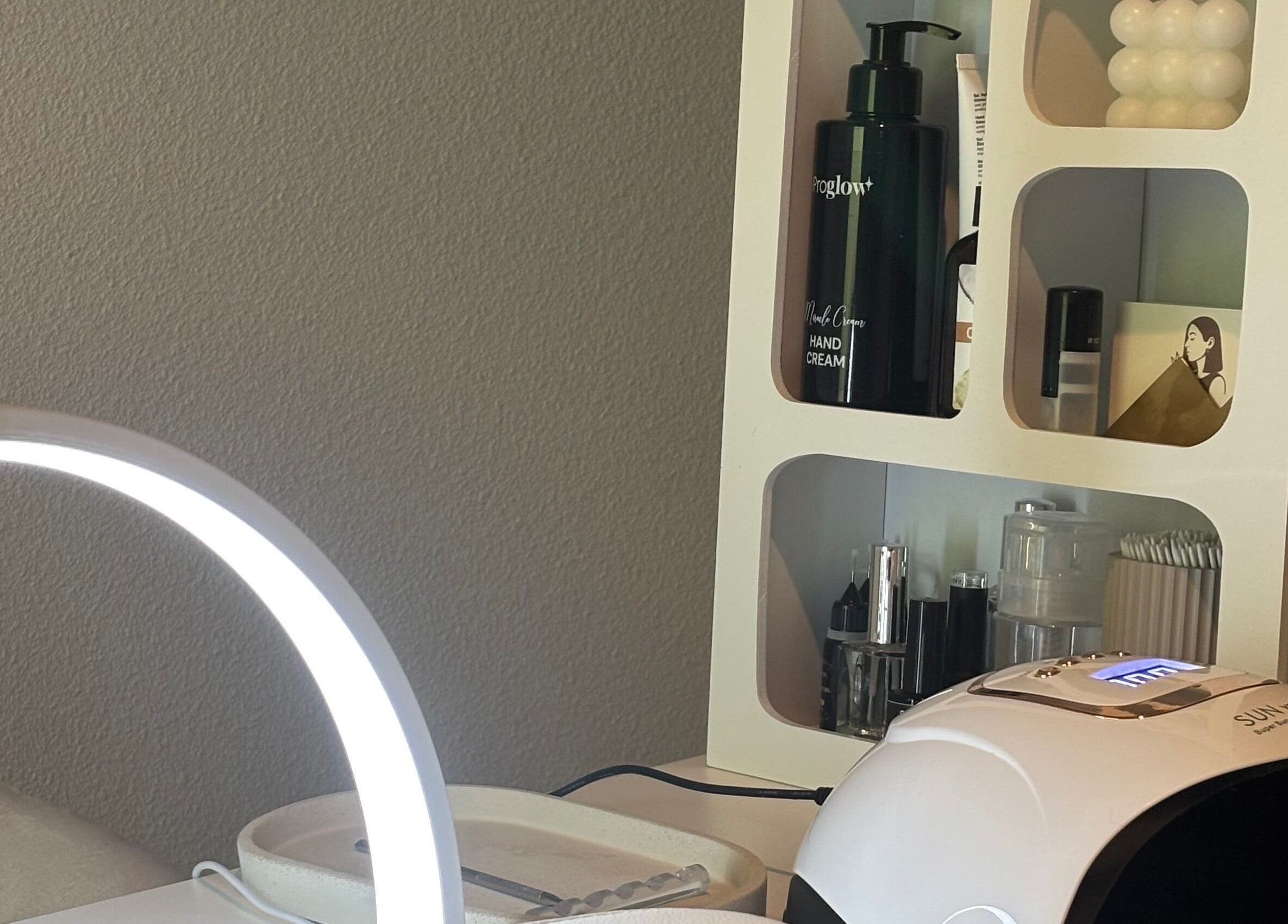 Aménagement moderne et chic à Naïade Studio, Cognac, Nouvelle-Aquitaine, FR, avec outils de beauté.