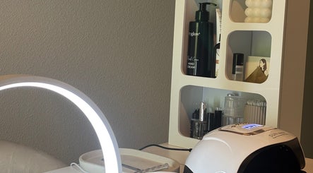 Aménagement moderne et chic à Naïade Studio, Cognac, Nouvelle-Aquitaine, FR, avec outils de beauté.