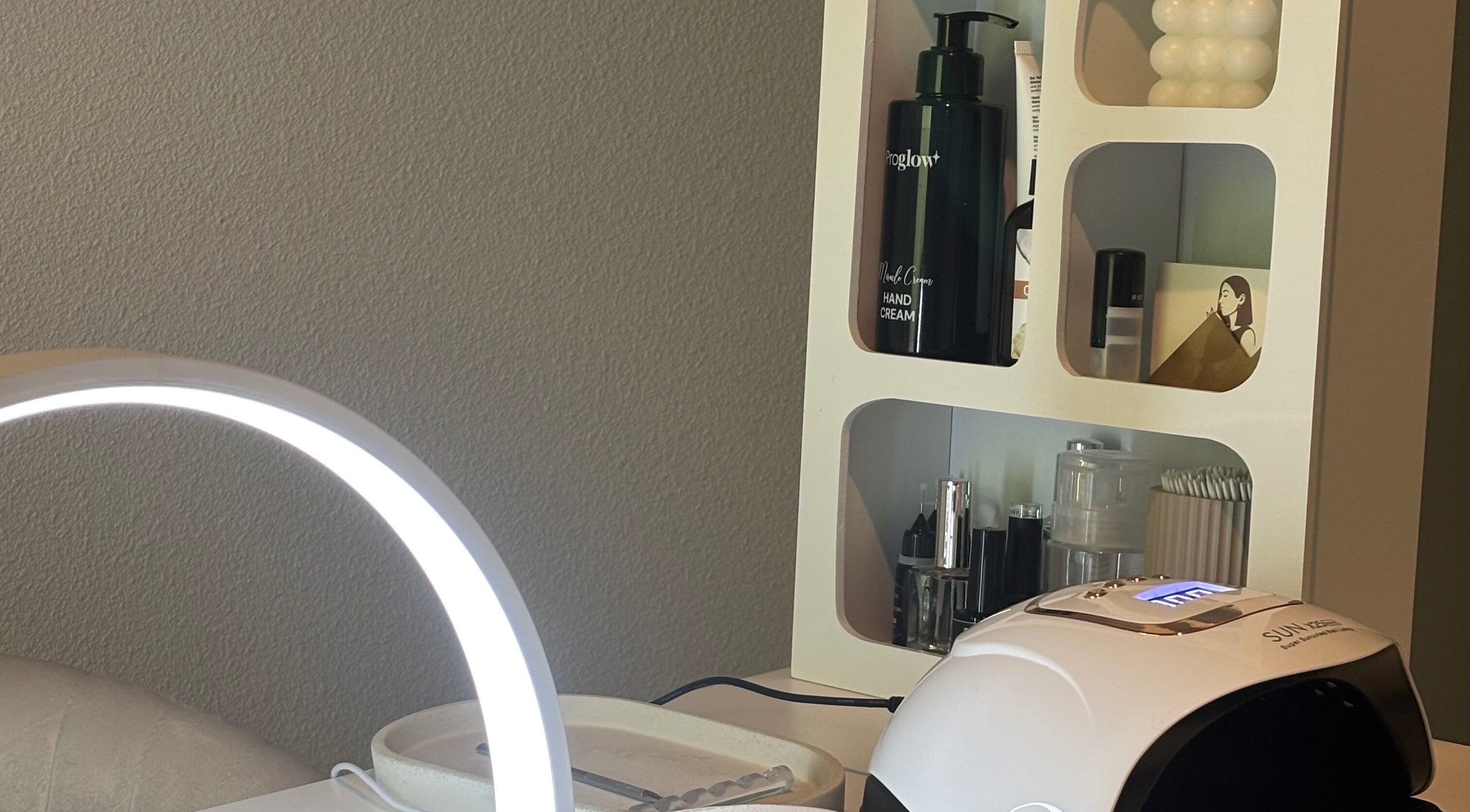 Aménagement moderne et chic à Naïade Studio, Cognac, Nouvelle-Aquitaine, FR, avec outils de beauté.