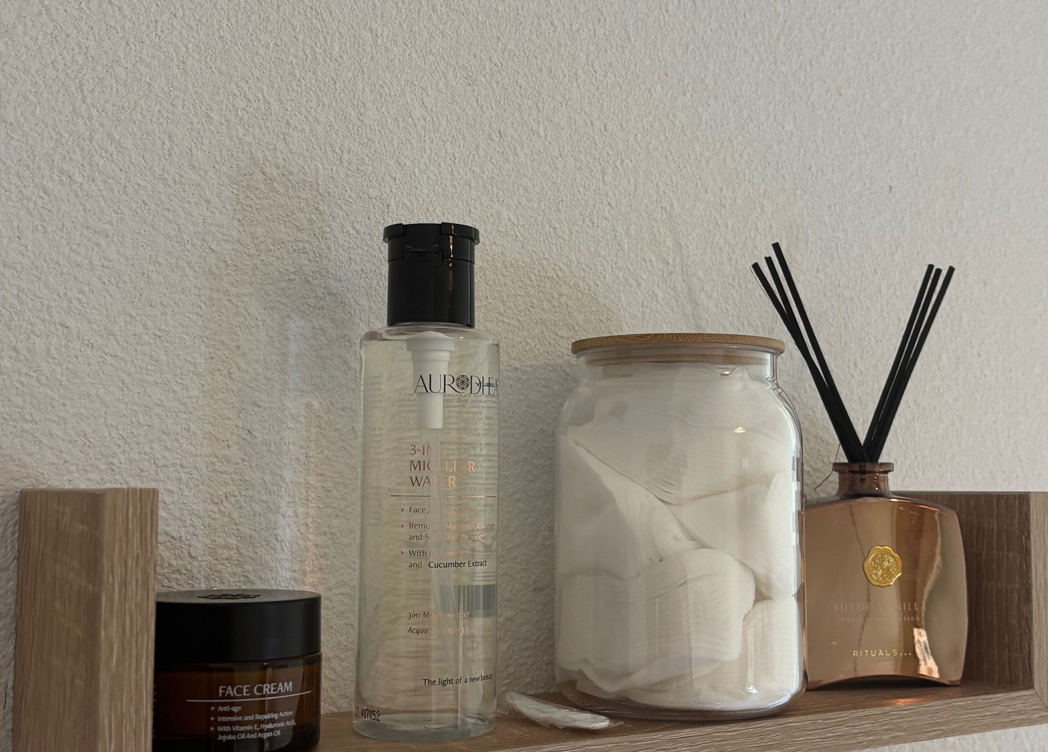 Produits de beauté sur étagère chez Naïade Studio, Cognac, Nouvelle-aquitaine, FR.