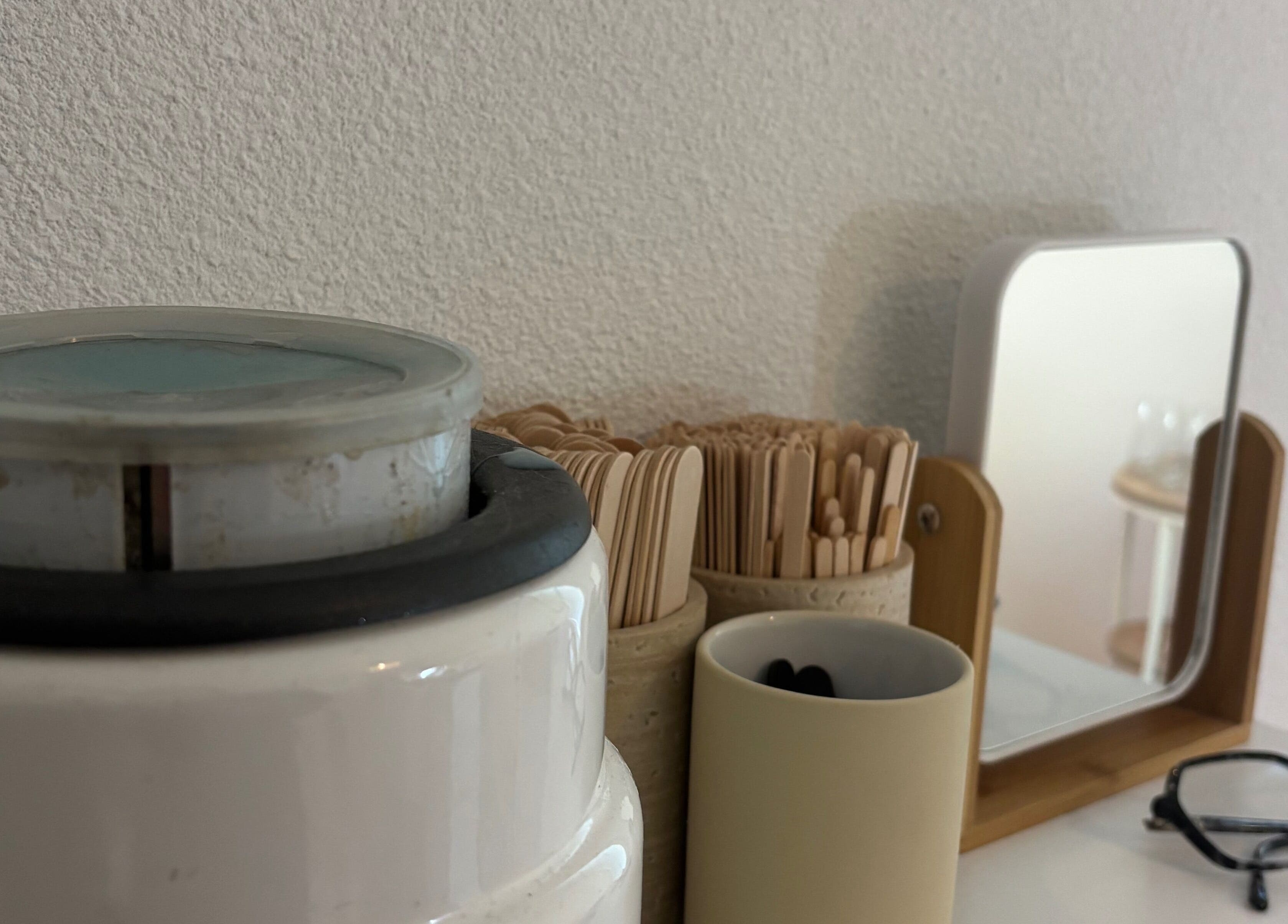 Équipements de beauté minimalistes à Naïade Studio, Cognac, Nouvelle-Aquitaine, FR.