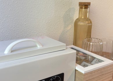 Élégance intérieure à Naïade Studio, Cognac, Nouvelle-Aquitaine avec des accessoires de bien-être sophistiqués.