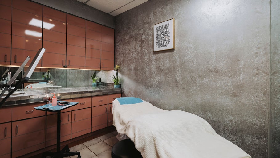 Tranquil treatment room at BROW DIRECTION in Honolulu, Hawaii, US with modern decor and cozy ambiance.