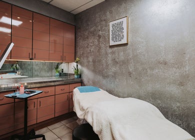 Tranquil treatment room at BROW DIRECTION in Honolulu, Hawaii, US with modern decor and cozy ambiance.