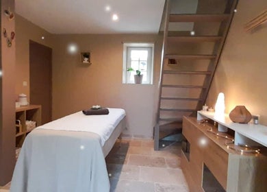 Salle de massage sereine à À Fleur d'eau, Coly-saint-amand, Nouvelle-aquitaine, FR. Ambiance apaisante.