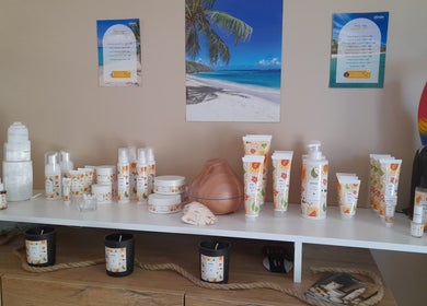 Produits de beauté à À Fleur d'eau, Coly-saint-amand, Nouvelle-aquitaine, FR, sur une étagère blanche.