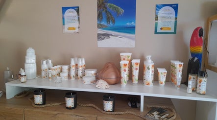 Produits de beauté à À Fleur d'eau, Coly-saint-amand, Nouvelle-aquitaine, FR, sur une étagère blanche.
