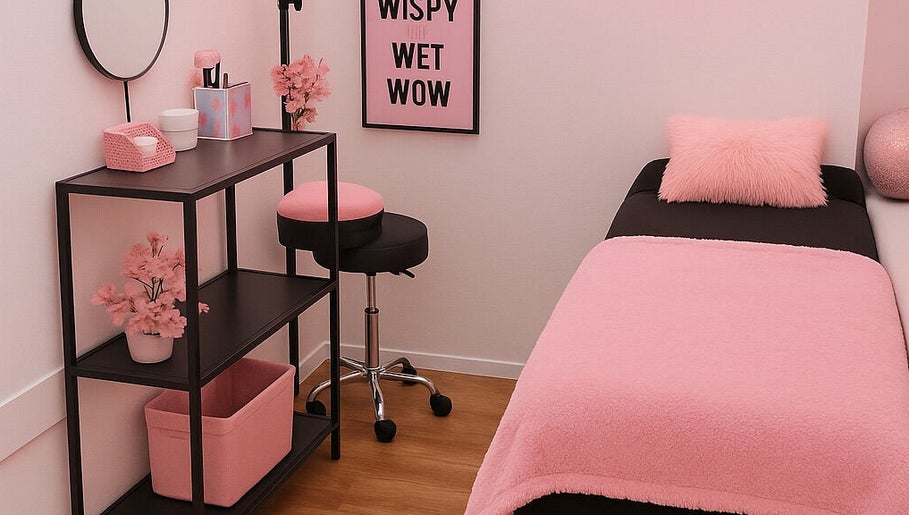 Gezellige, roze ingerichte behandelkamer bij Studio Rose, Den Haag, Zuid-holland, NL.