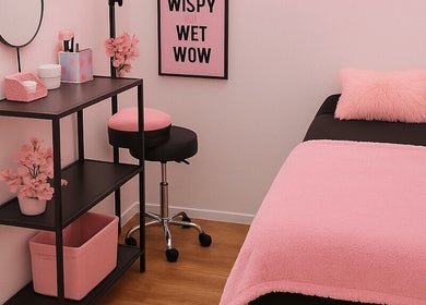 Gezellige, roze ingerichte behandelkamer bij Studio Rose, Den Haag, Zuid-holland, NL.