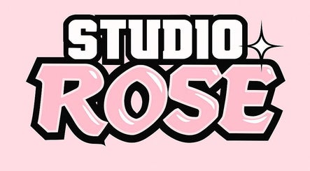 Studio Rose logo met roze en witte tekst in Den Haag, Zuid-Holland, NL.