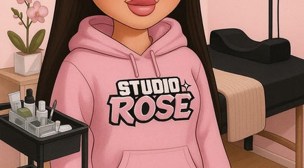 Roze hoodie met Studio Rose logo in beautystudio, Den Haag, Zuid-holland, NL.