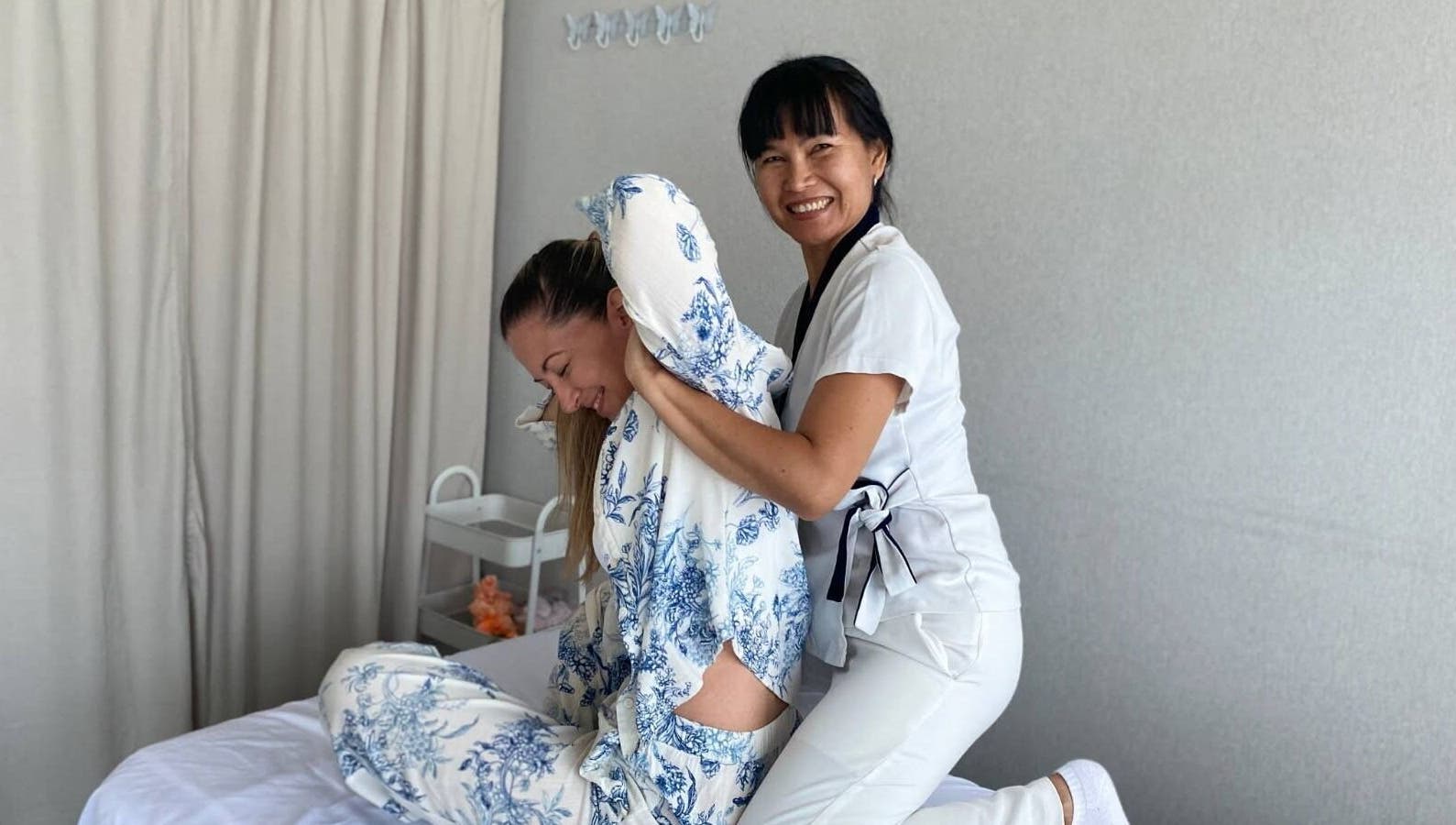 Terapevtka izvaja masažo na stranki v Chan Thai masaže Ljubljana, Ljubljana, SI.