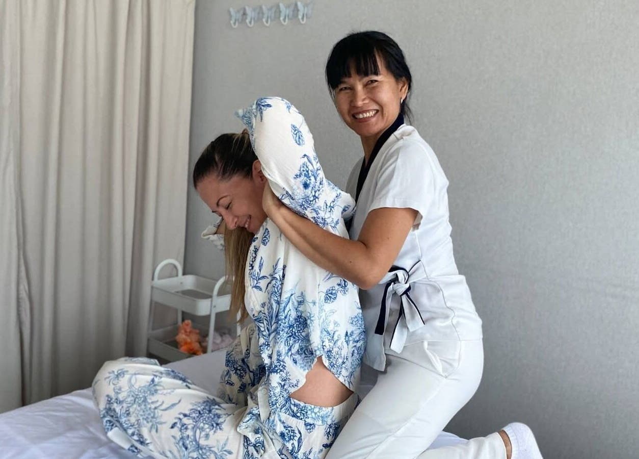 Terapevtka izvaja masažo na stranki v Chan Thai masaže Ljubljana, Ljubljana, SI.