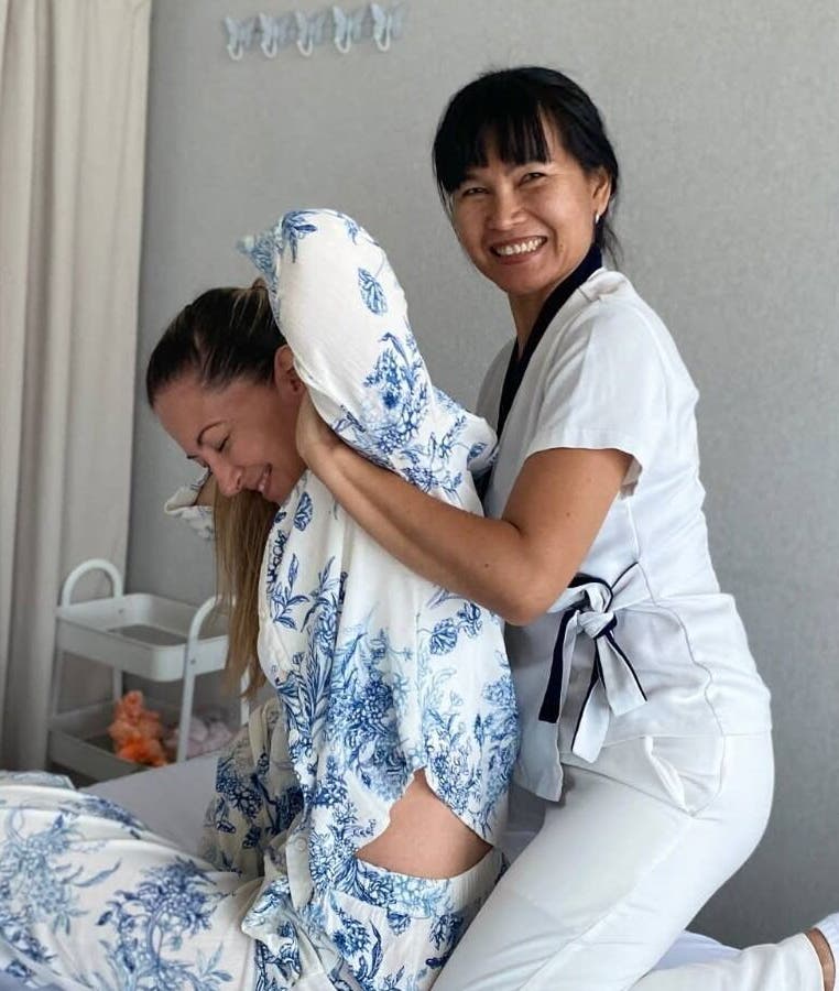 Terapevtka izvaja masažo na stranki v Chan Thai masaže Ljubljana, Ljubljana, SI.