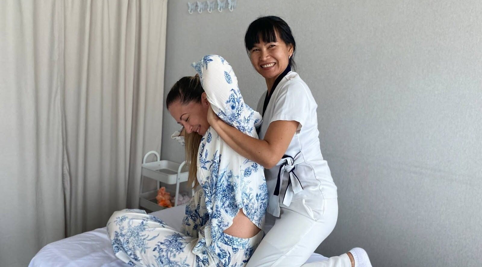 Terapevtka izvaja masažo na stranki v Chan Thai masaže Ljubljana, Ljubljana, SI.