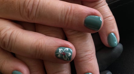 Elegant floral nail art at Silked by MJ, Frinton-on-Sea, England, GB.