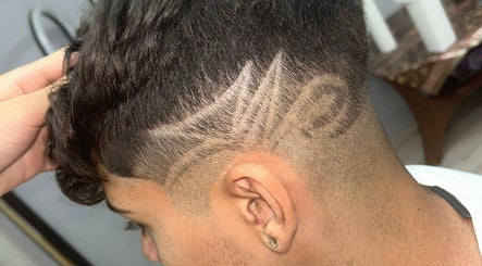 Tuns artistic unic la Barber Bros, București, București, RO, cu design creativ pe partea laterală a capului.