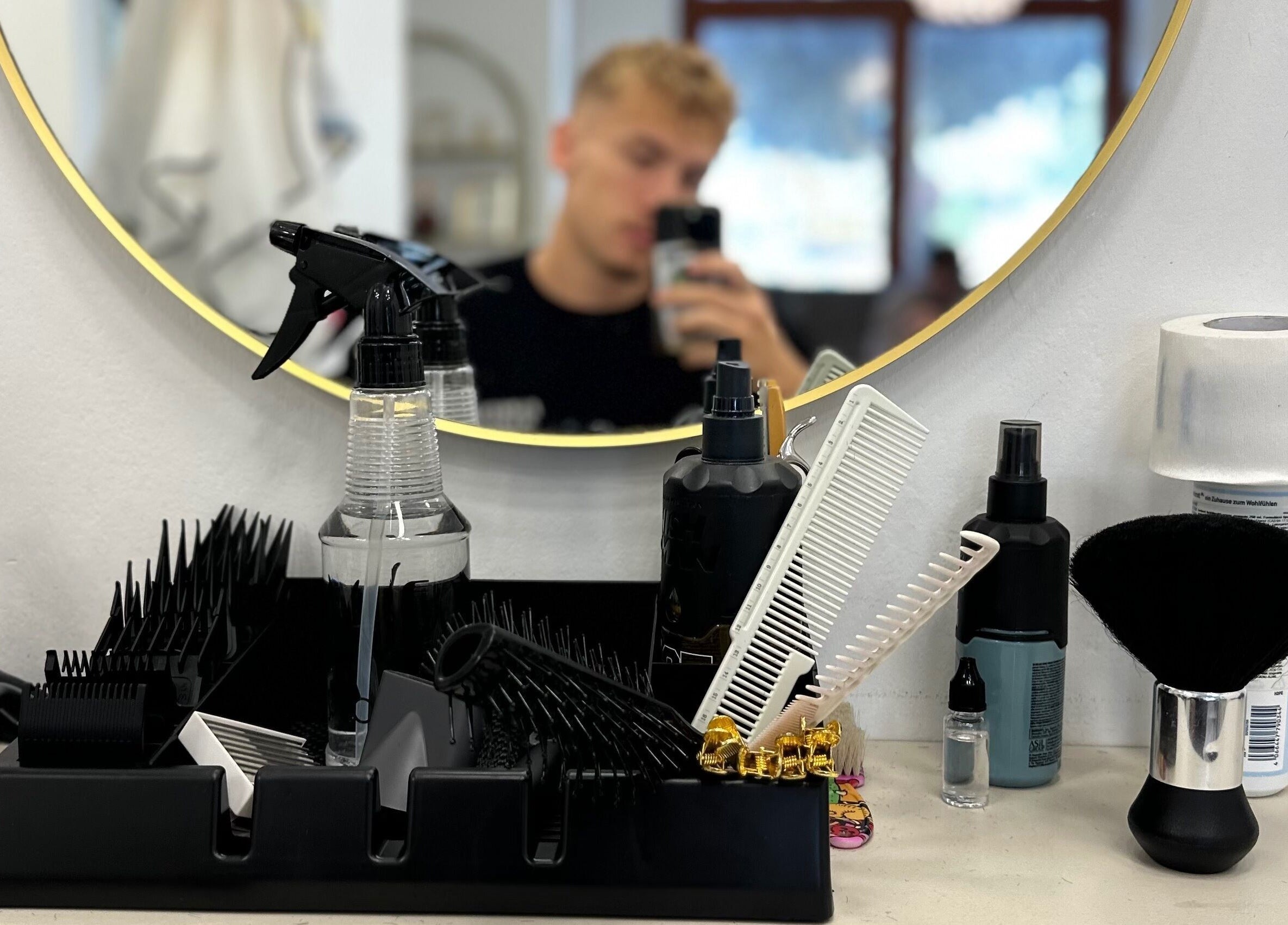 Eszközök és tükör a FadeLab by KissB szalonban, Győr, HU.