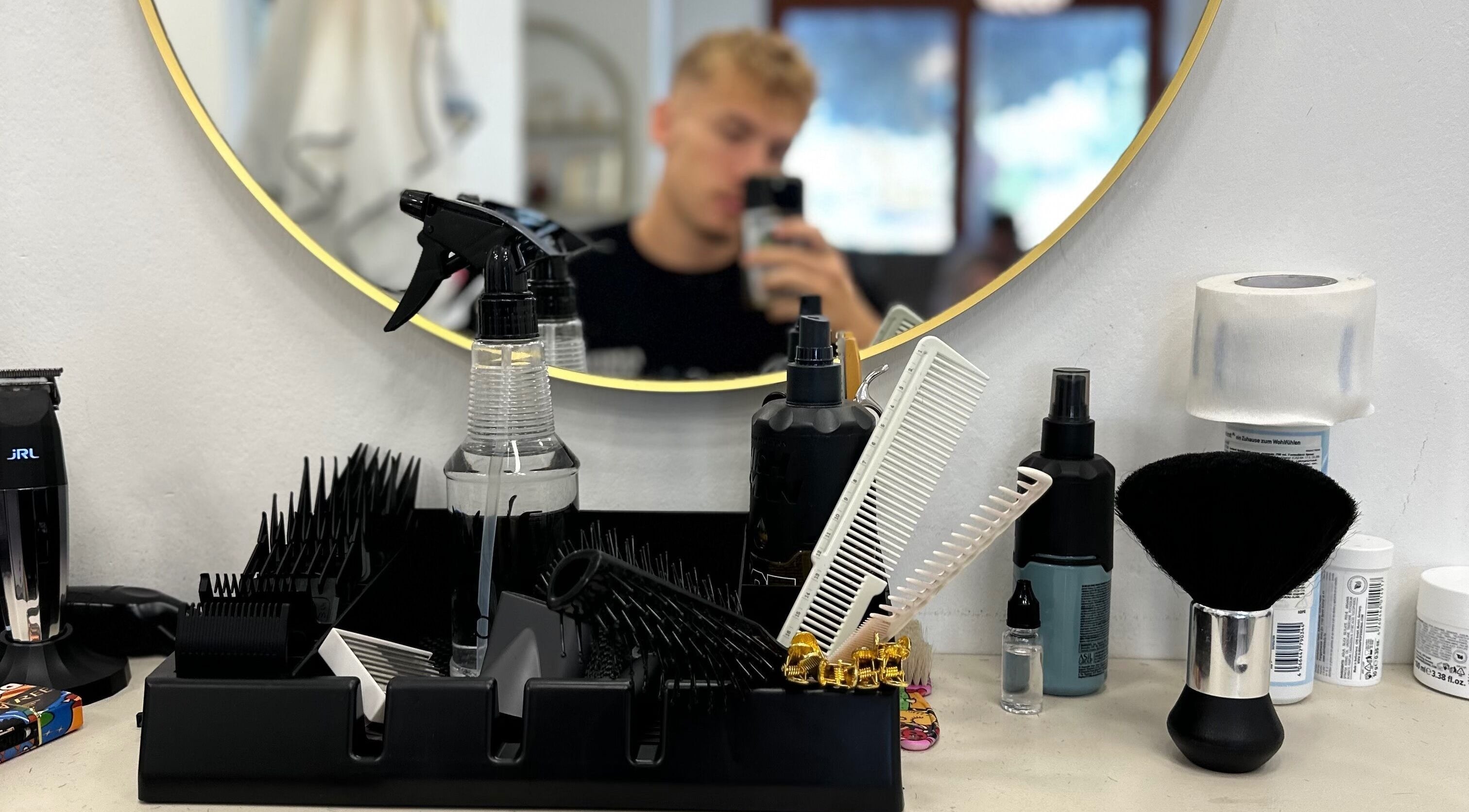 Eszközök és tükör a FadeLab by KissB szalonban, Győr, HU.