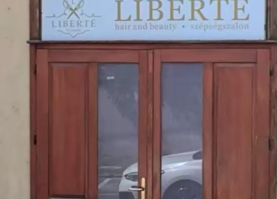 Elegáns fa bejárat Liberté szalonhoz Győrben, HU. Fedezze fel a FadeLab by KissB szolgáltatásait.