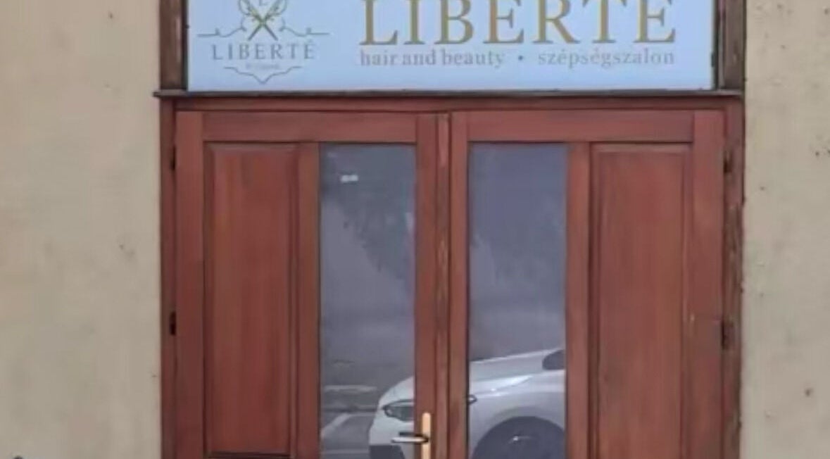 Elegáns fa bejárat Liberté szalonhoz Győrben, HU. Fedezze fel a FadeLab by KissB szolgáltatásait.