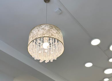 Elegáns csillár a FadeLab by KissB, Győr, HU szalonban, kifinomult világítással.