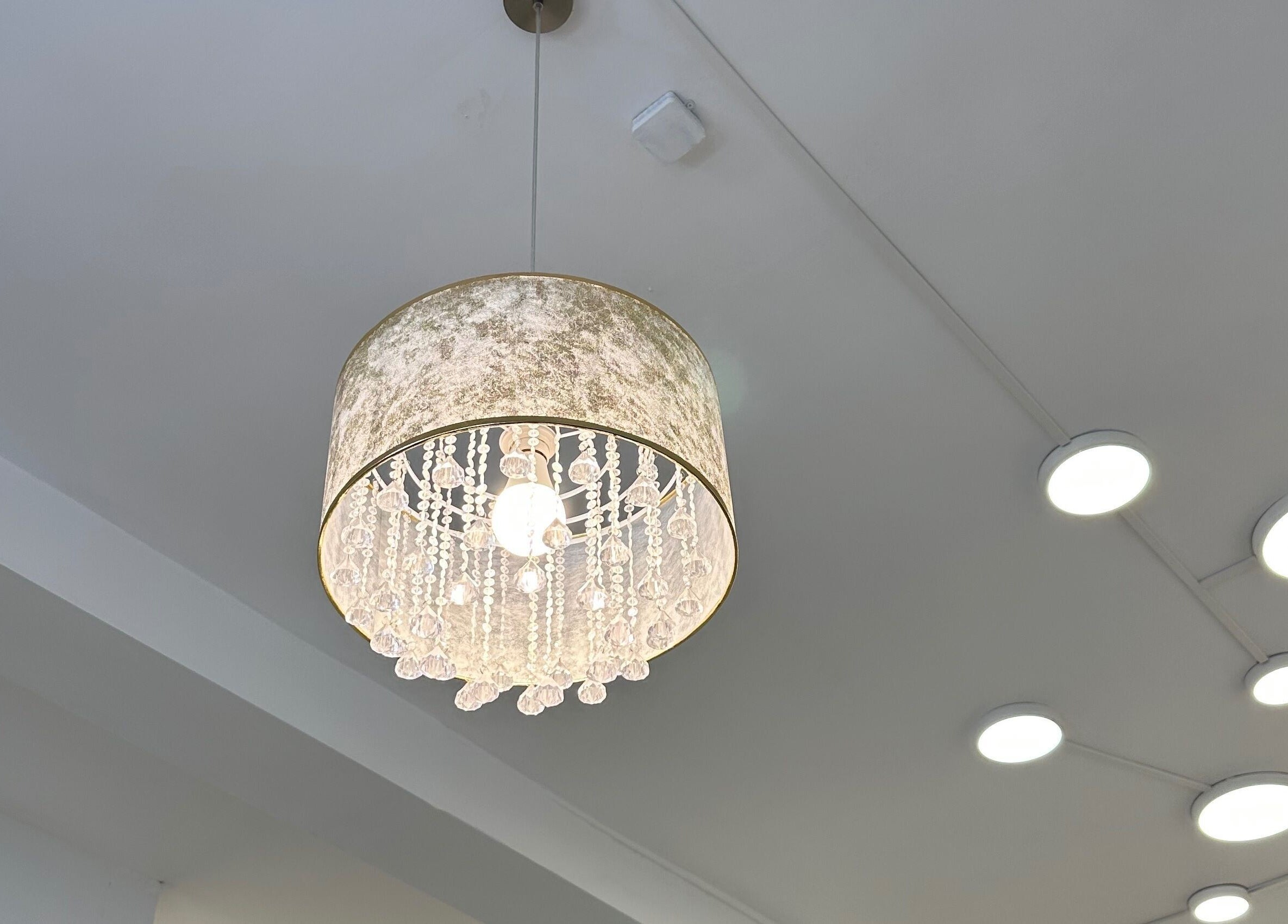 Elegáns csillár a FadeLab by KissB, Győr, HU szalonban, kifinomult világítással.