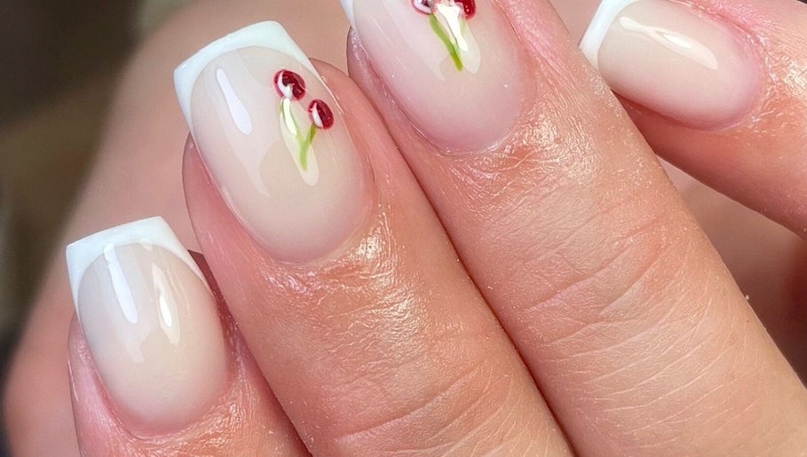 Nailyse Nail Artist à Charmes, Hauts-de-France, FR propose une manucure fine avec motifs cerises raffinées.