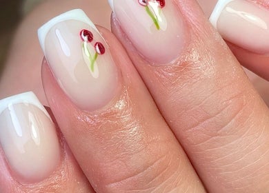 Nailyse Nail Artist à Charmes, Hauts-de-France, FR propose une manucure fine avec motifs cerises raffinées.