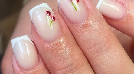 Nailyse Nail Artist à Charmes, Hauts-de-France, FR propose une manucure fine avec motifs cerises raffinées.