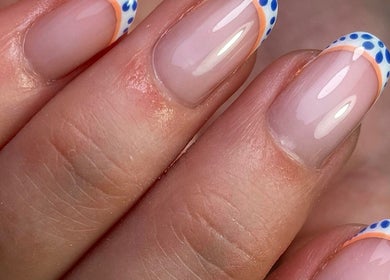 Nailyse Nail Artist à Charmes, Hauts-de-France, FR: manucure avec des motifs bleus et oranges.