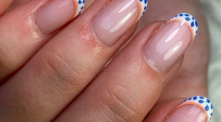 Nailyse Nail Artist à Charmes, Hauts-de-France, FR: manucure avec des motifs bleus et oranges.