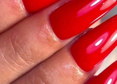 Ongles rouges brillants réalisés par Nailyse Nail Artist à Charmes, Hauts-de-France, FR.