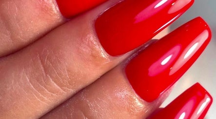 Ongles rouges brillants réalisés par Nailyse Nail Artist à Charmes, Hauts-de-France, FR.