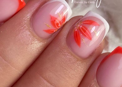 Design floral élégant sur ongles à Nailyse Nail Artist, Charmes, Hauts-de-France, FR.