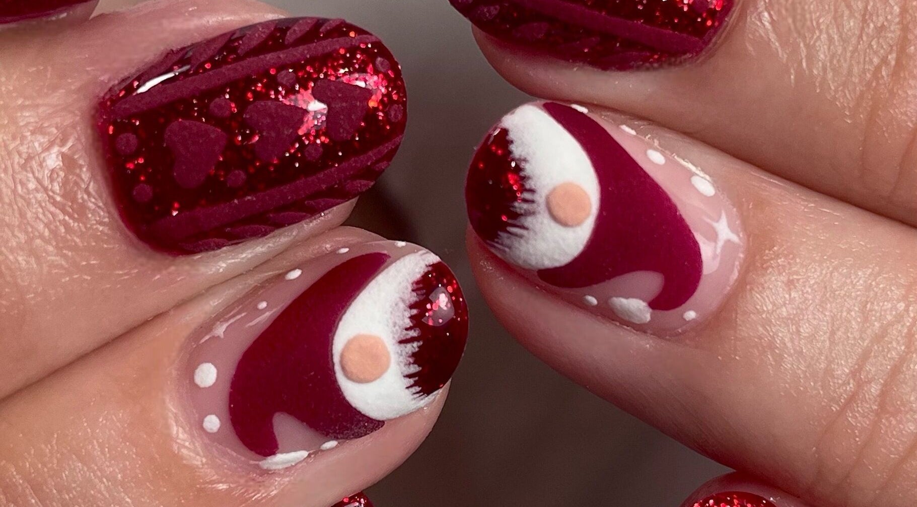 Nail art festif scintillant chez Nailyse Nail Artist à Charmes, Hauts-de-France, FR.