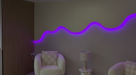 Salon moderne avec éclairage violet à Maison Perséa, Le Controis-en-Sologne, Centre-val De Loire, FR.