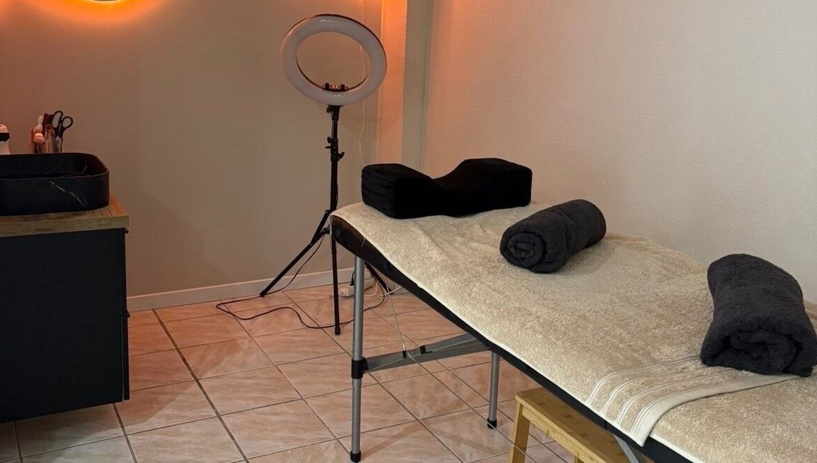 Salle de massage à Maison Perséa, Le Controis-en-Sologne, Centre-Val de Loire, FR, avec table et serviettes.
