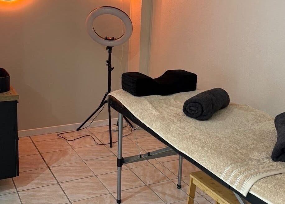 Salle de massage à Maison Perséa, Le Controis-en-Sologne, Centre-Val de Loire, FR, avec table et serviettes.