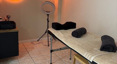 Salle de massage à Maison Perséa, Le Controis-en-Sologne, Centre-Val de Loire, FR, avec table et serviettes.