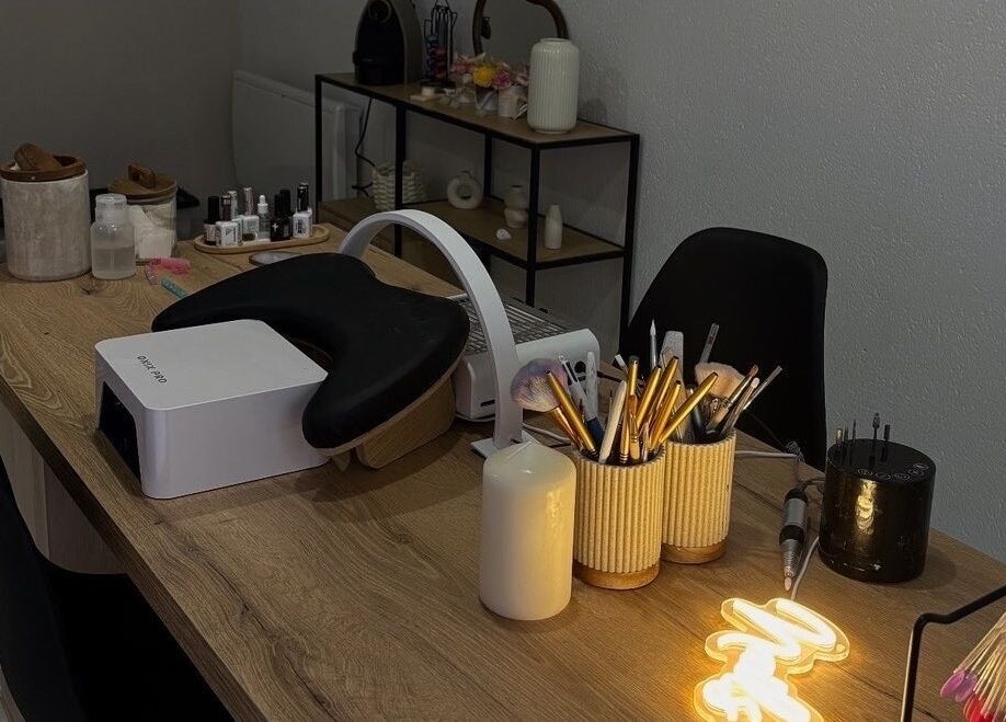 Table de soins élégante chez Maison Perséa, Le Controis-en-Sologne, Centre-Val de Loire, FR.