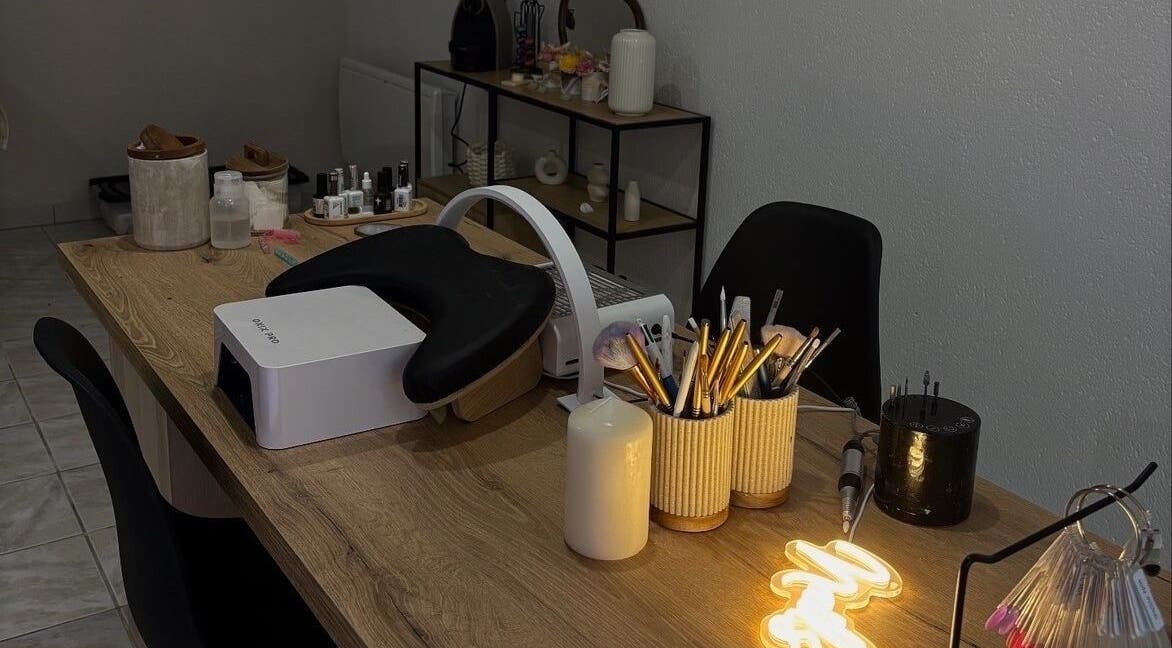Table de soins élégante chez Maison Perséa, Le Controis-en-Sologne, Centre-Val de Loire, FR.