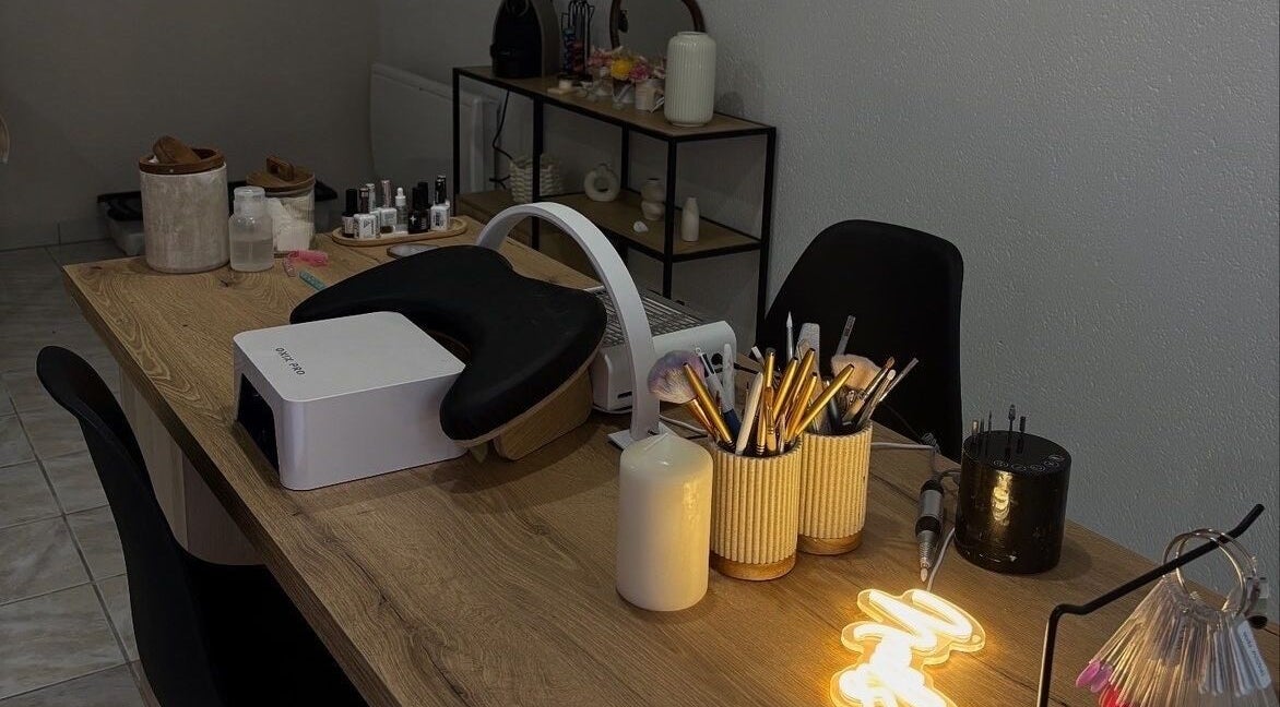 Table de soins élégante chez Maison Perséa, Le Controis-en-Sologne, Centre-Val de Loire, FR.