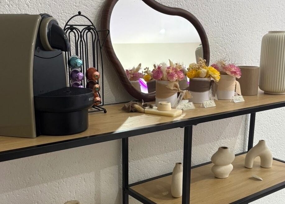 Table décorée avec miroir et fleurs à Maison Perséa, Le Controis-en-sologne, Centre-val De Loire, FR.