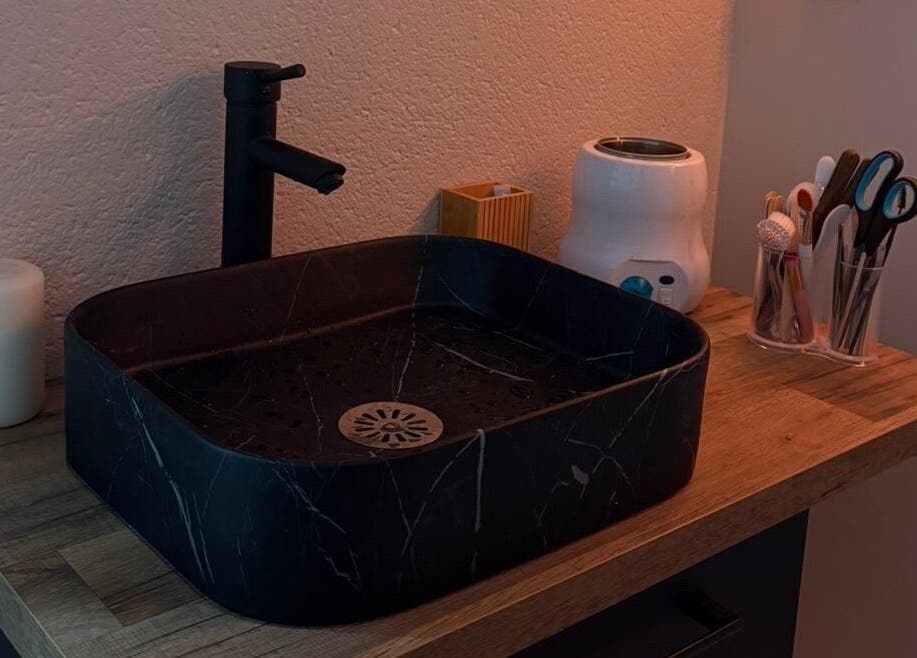 Lavabo moderne à Maison Perséa, Le Controis-en-Sologne, Centre-val De Loire, FR. Élégance et fonctionnalité.