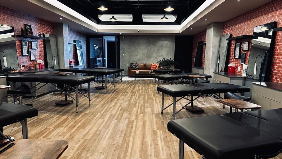 Spacious tattoo studio at Inklub 787, Guaynabo, Guaynabo, PR with modern decor and comfy seating.